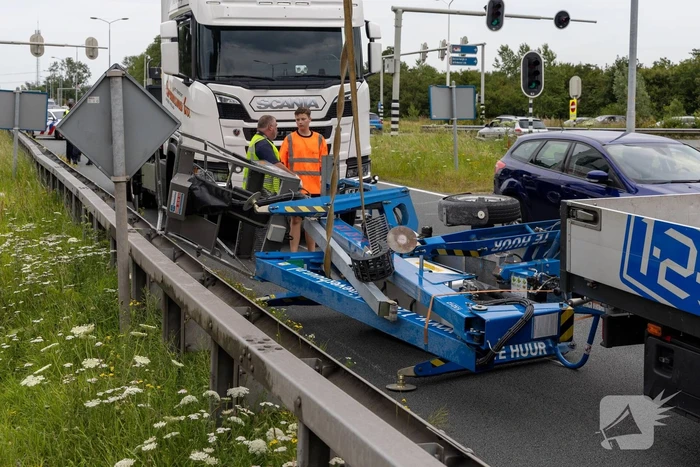 Lange files door gekantelde aanhanger