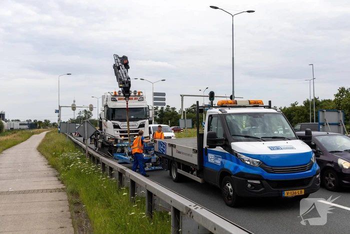 Lange files door gekantelde aanhanger