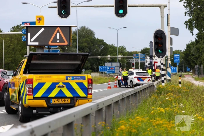 Lange files door gekantelde aanhanger