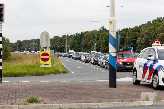 Lange files door gekantelde aanhanger