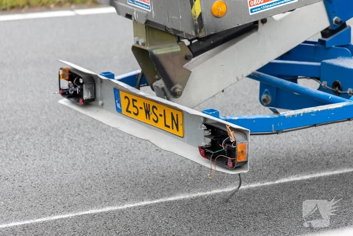 Lange files door gekantelde aanhanger