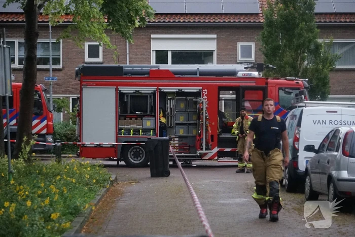 Takken waaien uit boom brandweer zet gebied af
