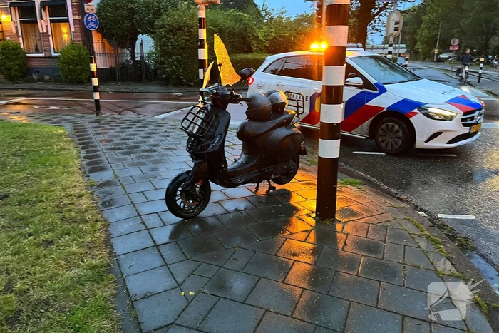 Scooterrijder en automobilist botsen op elkaar