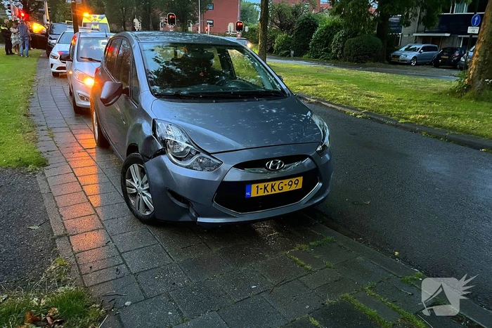 Scooterrijder en automobilist botsen op elkaar