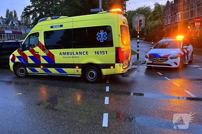 Scooterrijder en automobilist botsen op elkaar