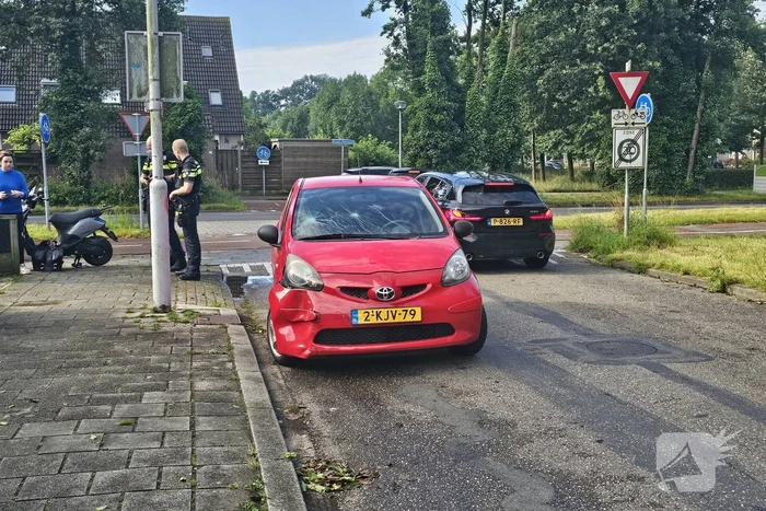 Automobilist rijdt scooter aan