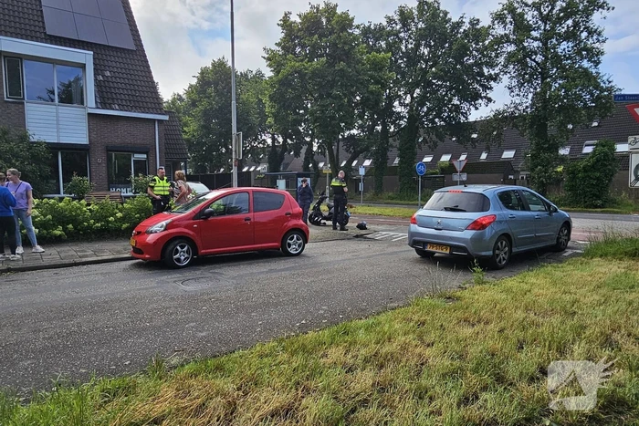 Automobilist rijdt scooter aan