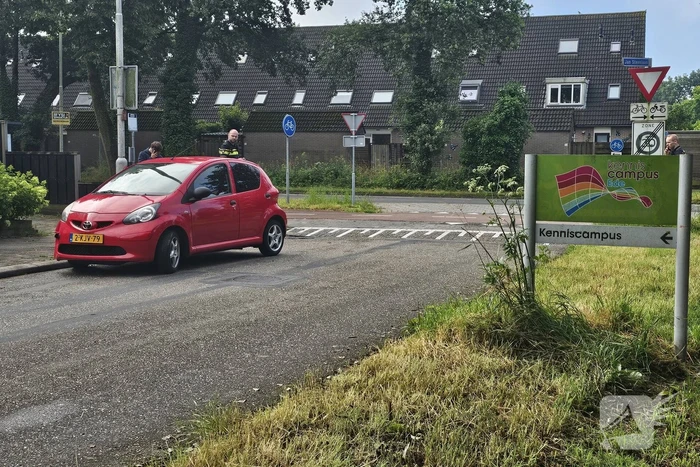 Automobilist rijdt scooter aan