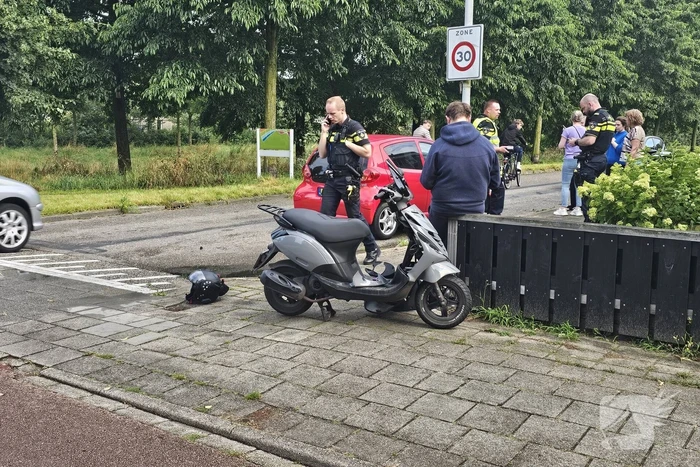 Automobilist rijdt scooter aan