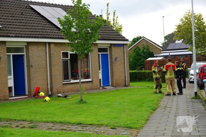 Smeulende resten naar buiten gebracht door brandweer