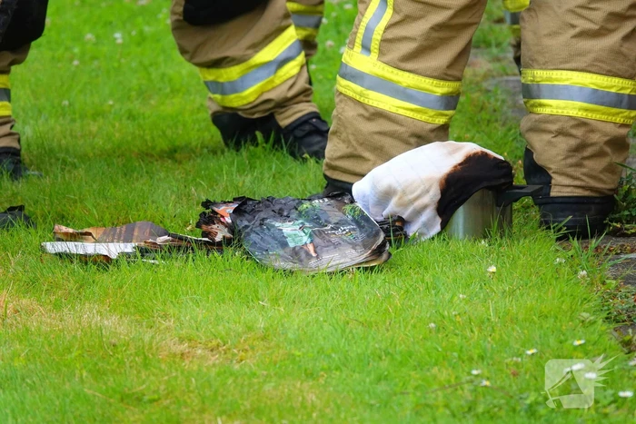 Smeulende resten naar buiten gebracht door brandweer