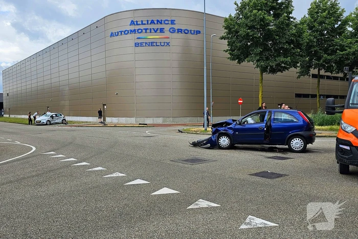 Twee auto's botsen op kruising