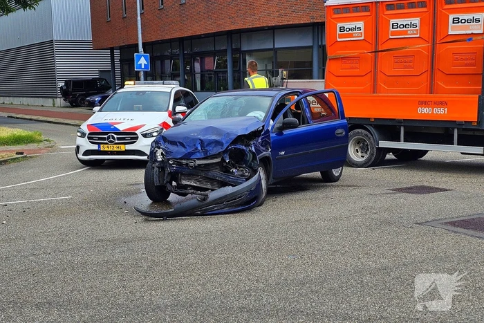 Twee auto's botsen op kruising