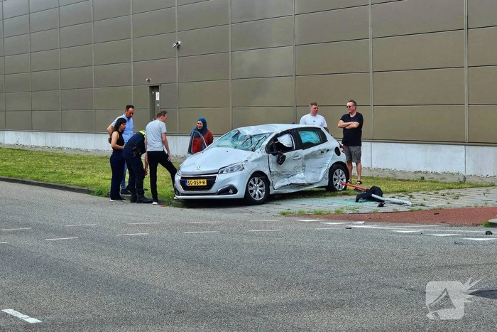 Twee auto's botsen op kruising