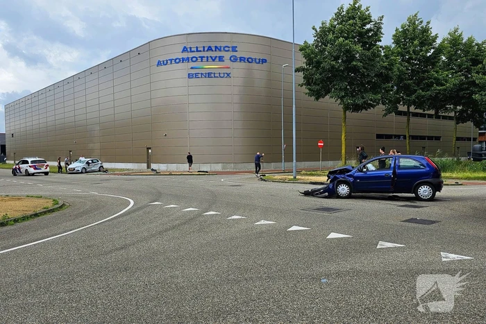 Twee auto's botsen op kruising