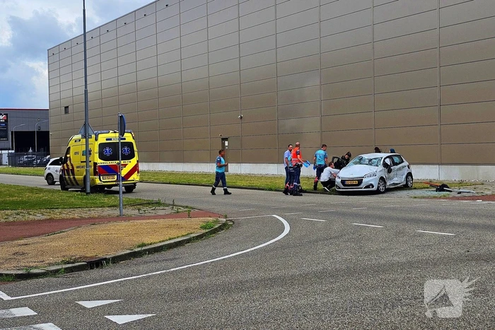 Twee auto's botsen op kruising