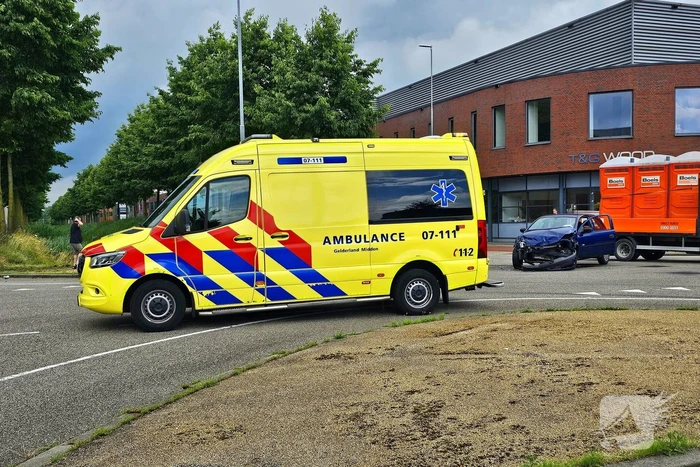 Twee auto's botsen op kruising