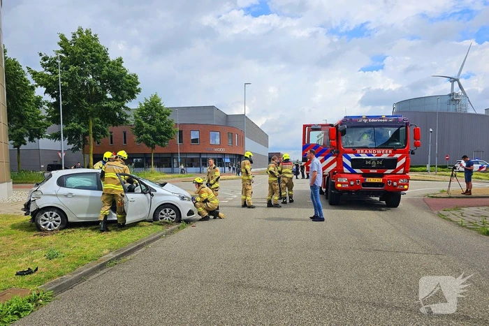 Twee auto's botsen op kruising