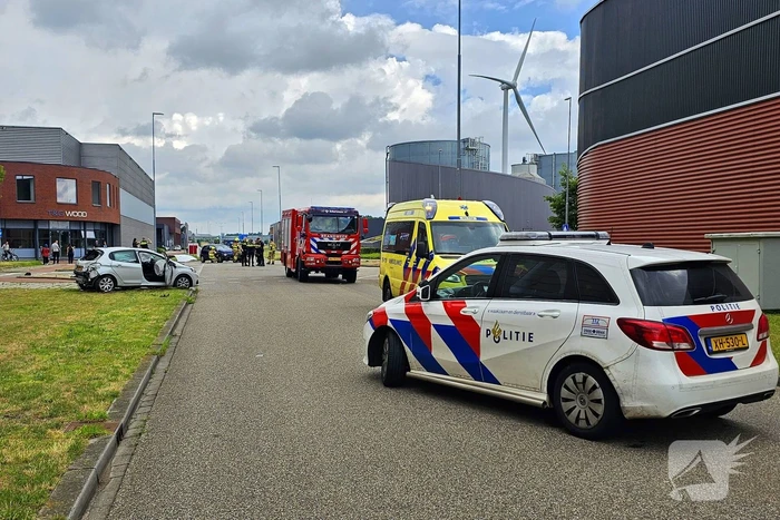 Twee auto's botsen op kruising