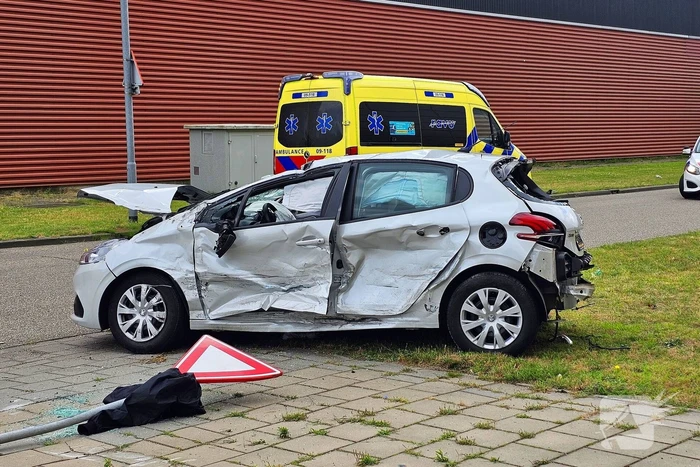 Twee auto's botsen op kruising