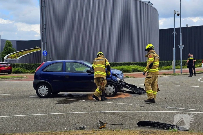 Twee auto's botsen op kruising