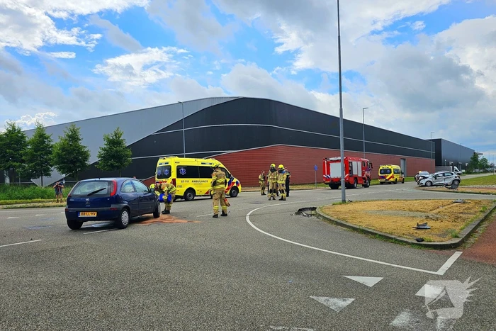 Twee auto's botsen op kruising