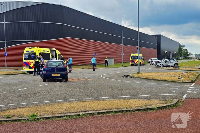 Twee auto's botsen op kruising