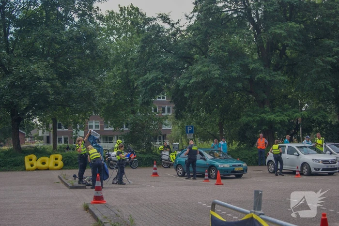 Politie houdt verkeerscontrole met Veilig Verkeer Nederland