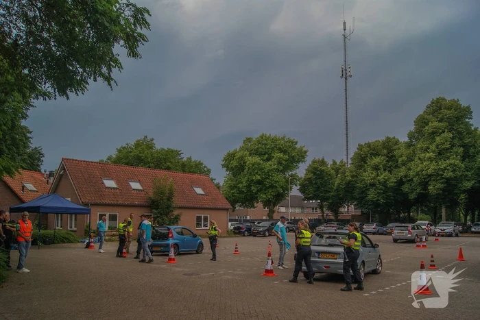Politie houdt verkeerscontrole met Veilig Verkeer Nederland