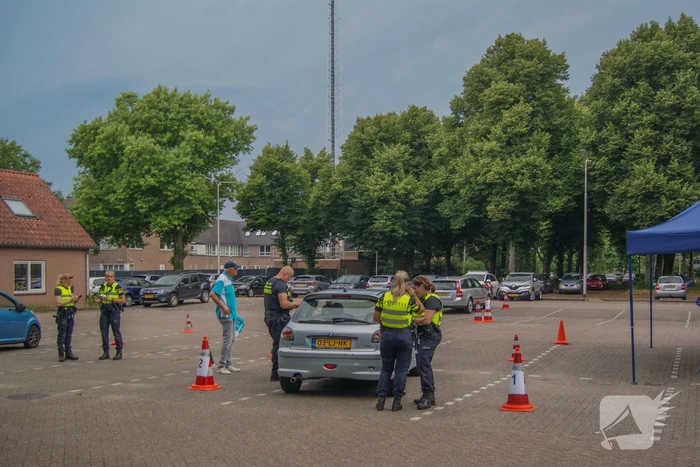 Politie houdt verkeerscontrole met Veilig Verkeer Nederland