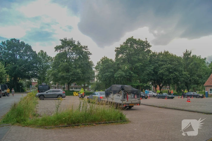Politie houdt verkeerscontrole met Veilig Verkeer Nederland