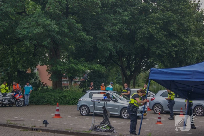 Politie houdt verkeerscontrole met Veilig Verkeer Nederland