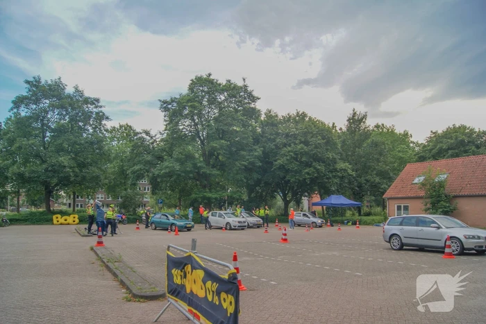 Politie houdt verkeerscontrole met Veilig Verkeer Nederland