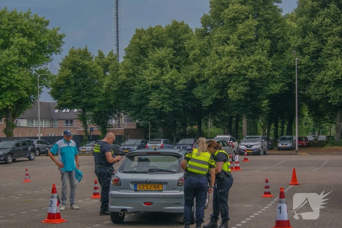 Politie houdt verkeerscontrole met Veilig Verkeer Nederland