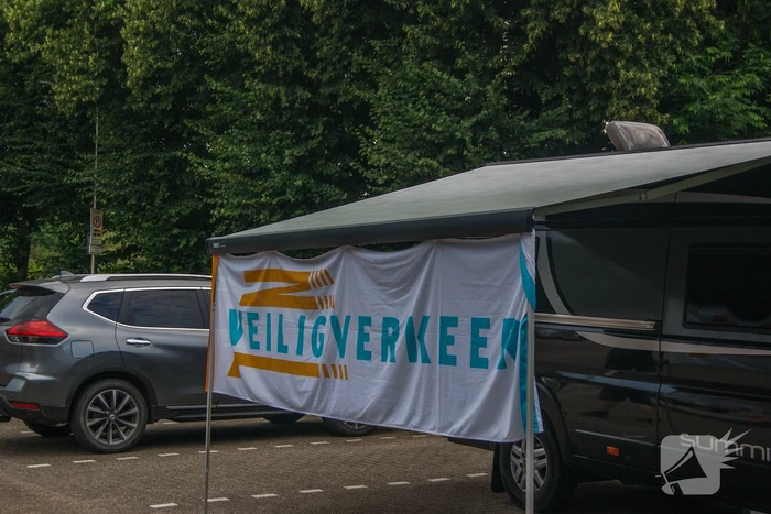 Politie houdt verkeerscontrole met Veilig Verkeer Nederland