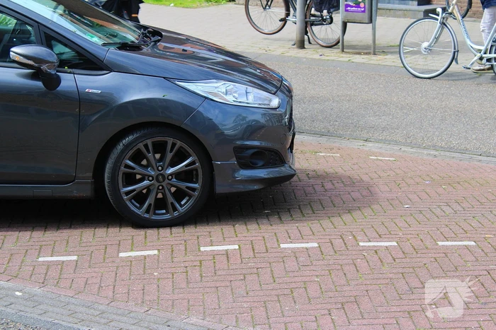 Fietser gewond door botsing met auto