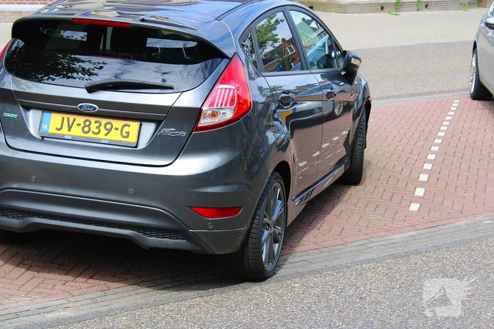 Fietser gewond door botsing met auto
