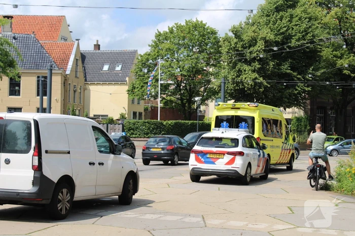 Fietser botst in zijkant van bestelbus