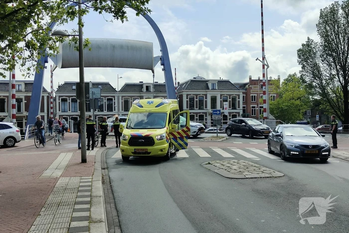 Fietser botst in zijkant van bestelbus