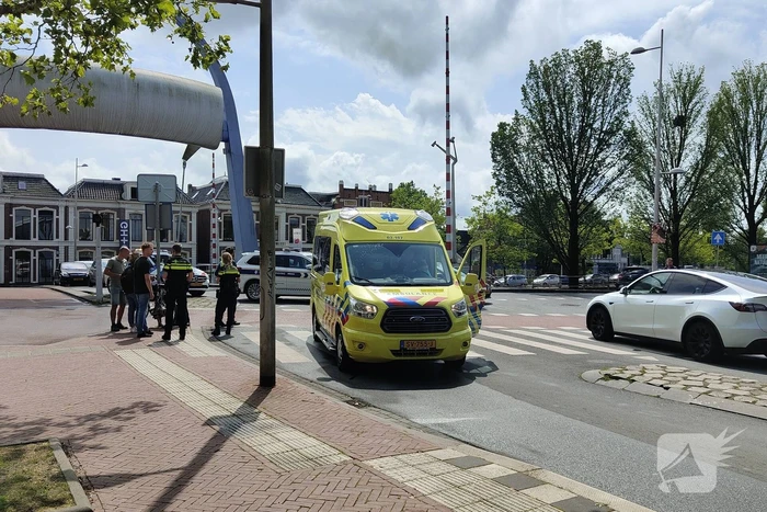 Fietser botst in zijkant van bestelbus