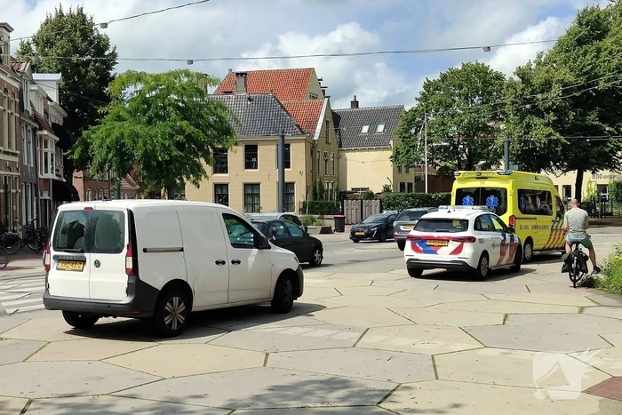 Fietser botst in zijkant van bestelbus
