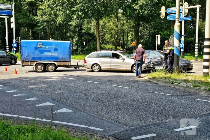 Botsing tussen twee auto's op kruispunt