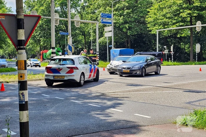 Botsing tussen twee auto's op kruispunt