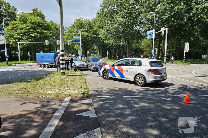 Botsing tussen twee auto's op kruispunt