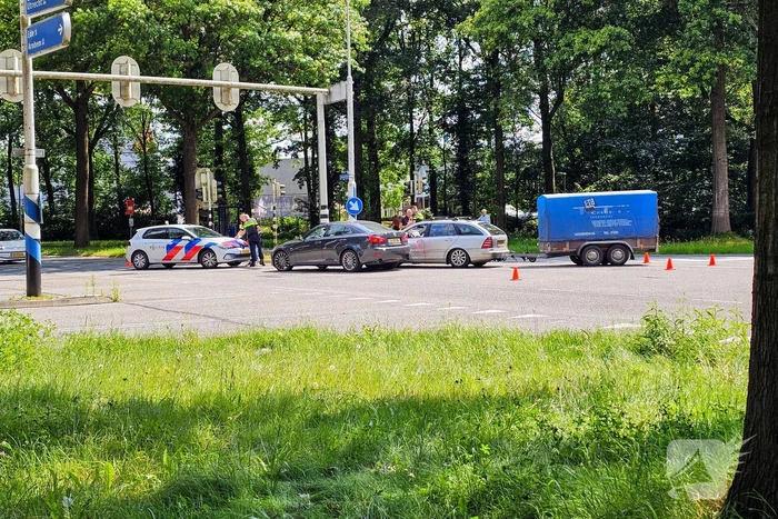 Botsing tussen twee auto's op kruispunt