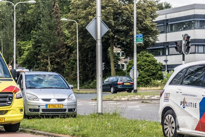Fietser belandt op voorruit van auto bij aanrijding