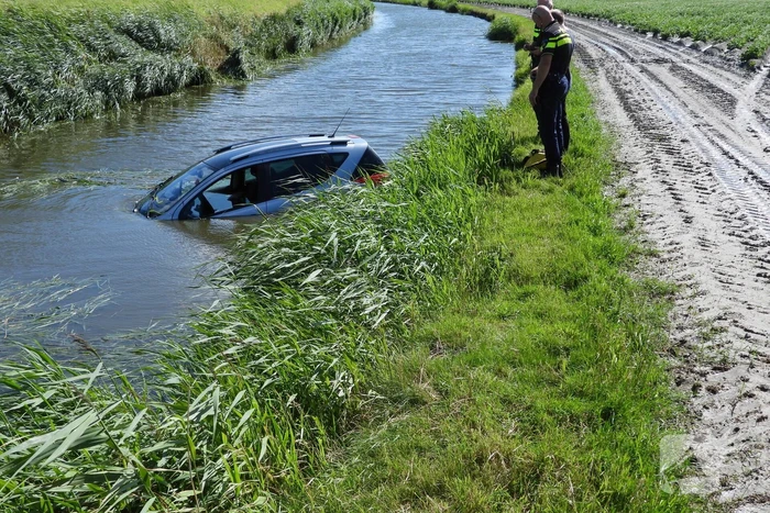 Auto raakt van de weg en belandt in sloot