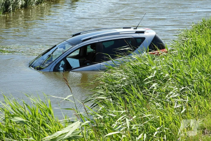 Auto raakt van de weg en belandt in sloot