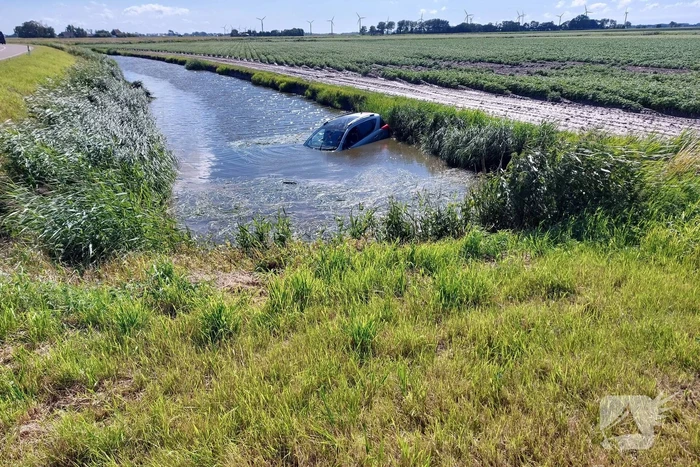 Auto raakt van de weg en belandt in sloot