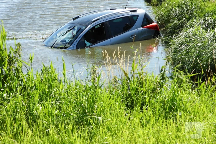 Auto raakt van de weg en belandt in sloot